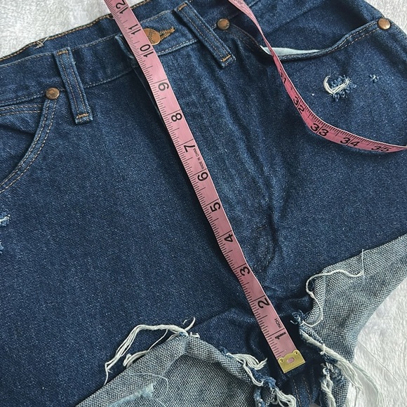Wrangler Women Cut Off Hi Rise Dark Wash Distressed Western Booty Jean Shorts 26 - Picture 5 of 9